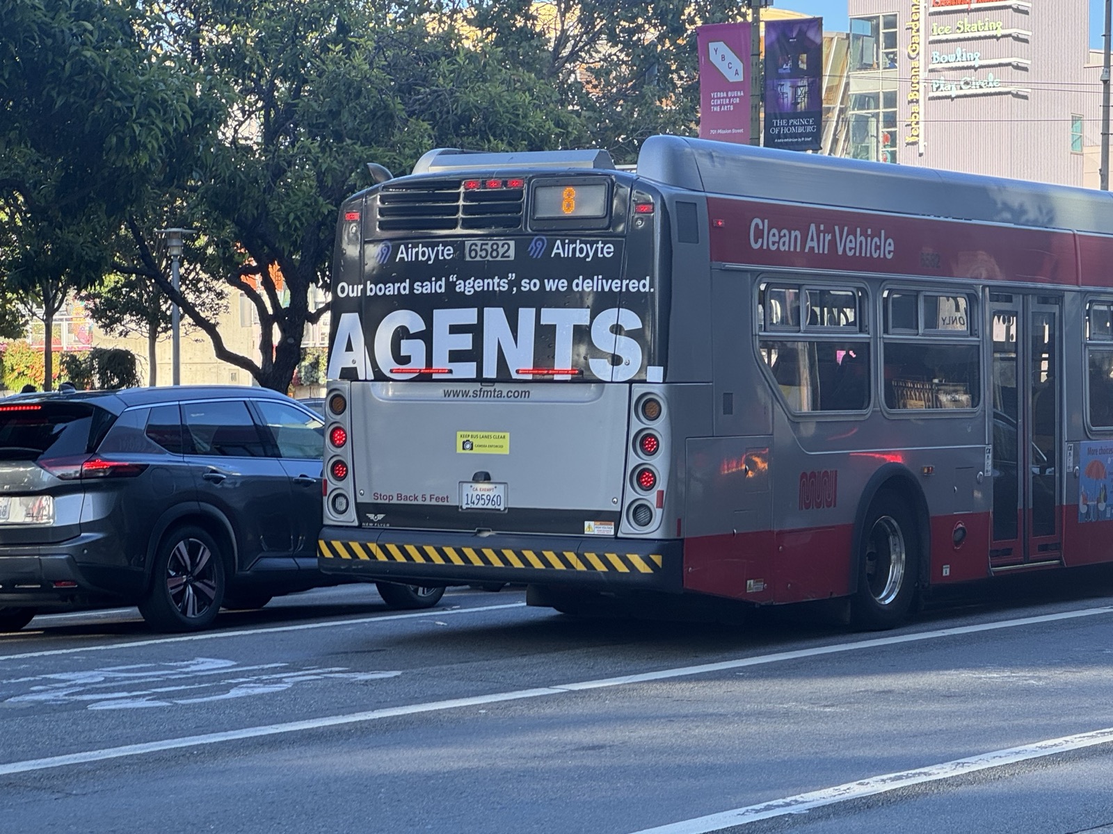 Airbyteのバス広告「Our board said "agents", so we delivered. AGENTS.」