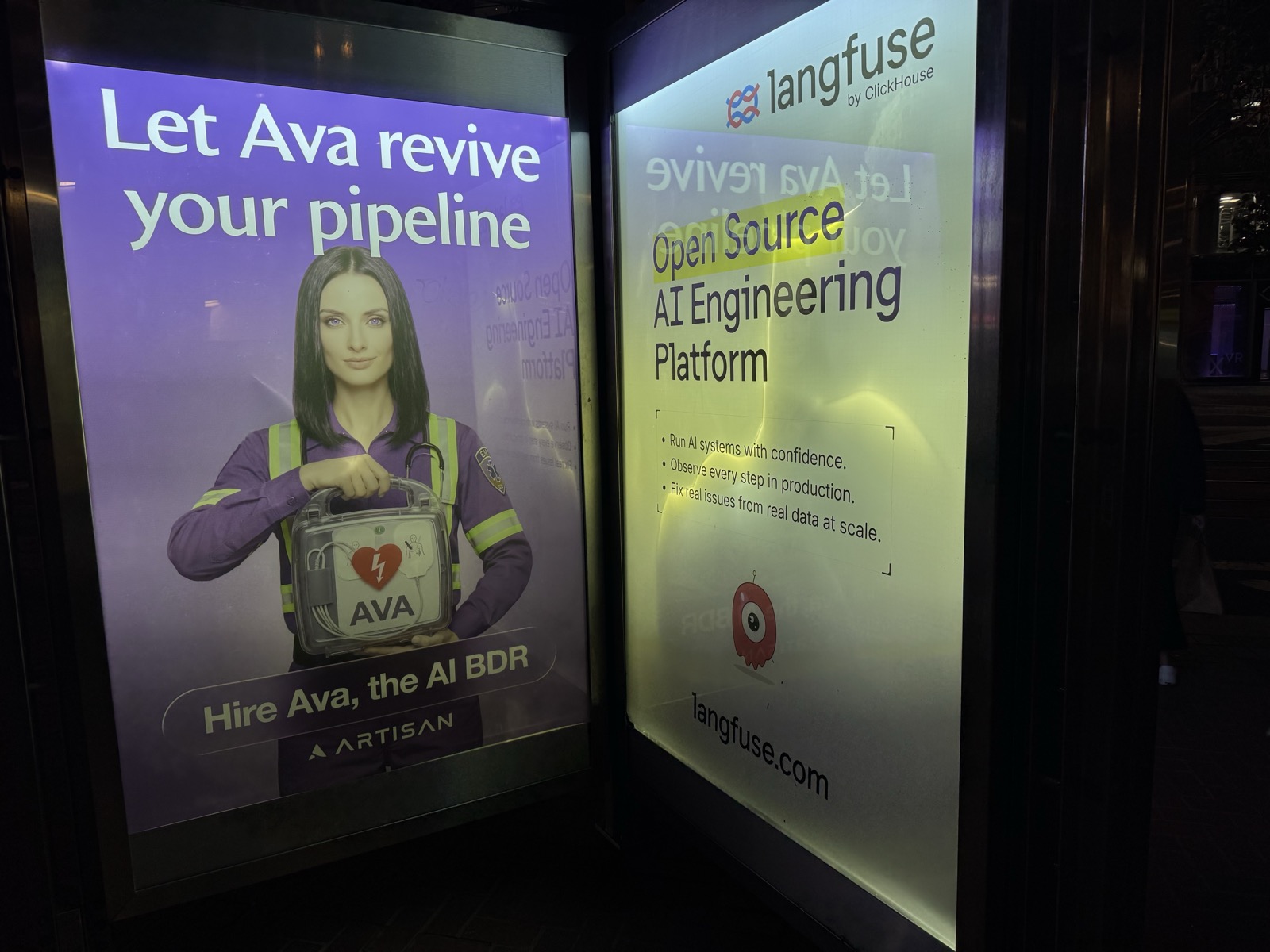 ArtisanのAI営業「Ava」とLangfuseのバス停広告